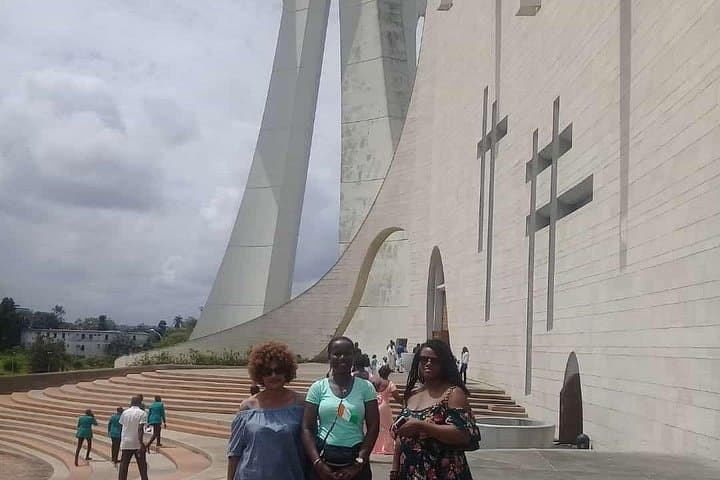 Abidjan Walking Tour — Plateau Cathedral, Mosque & Urban Wildlife Walk photo 5