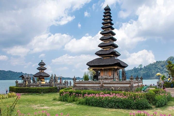 Sekumpul Waterfall Trek & Handara Gate Day Tour — Sekumpul, Handara and Ulun Danu photo 5