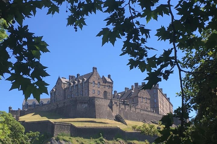 Discover Edinburgh Old Town and New Town: Private Guided Walking Tour