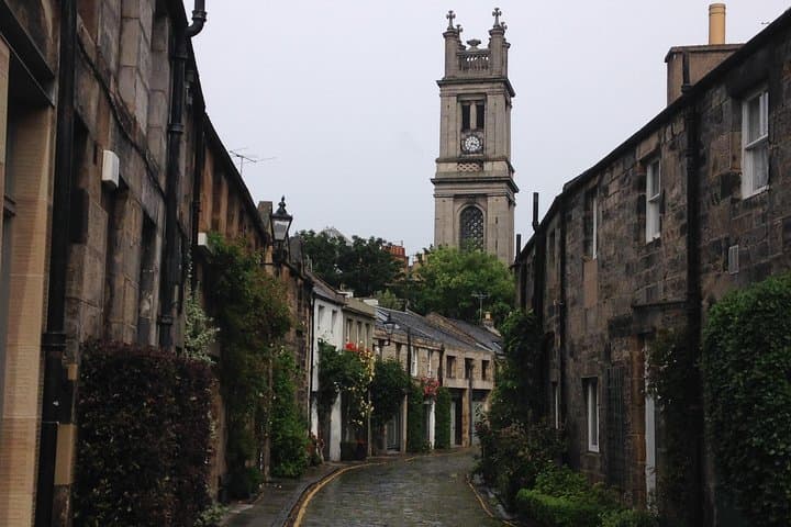 Discover Edinburgh Old Town and New Town: Private Guided Walking Tour photo 4