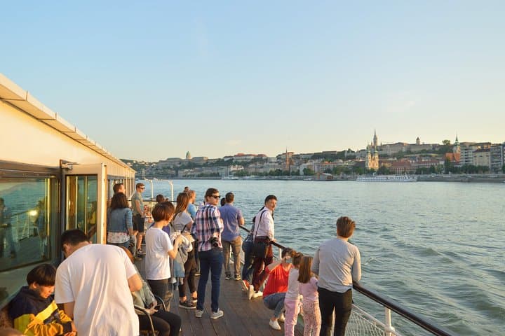 Budapest Danube Booze Cruise: 1-Hour Sightseeing with Drinks photo 2
