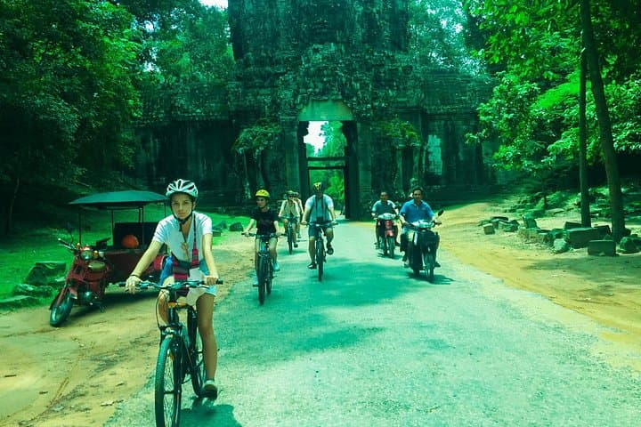 Twilight Cycling Through Angkor Wat: Sunset Bike Tour in Siem Reap photo 4