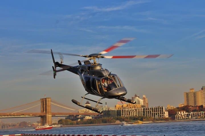 Manhattan Helicopter Sightseeing Tour: 12–15 Minute Skyline & Statue of Liberty Flight photo 2