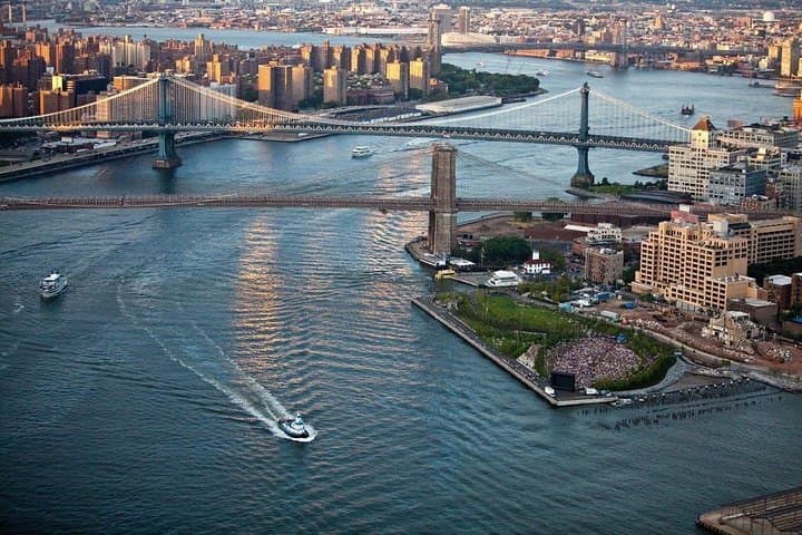 Manhattan Helicopter Sightseeing Tour: 12–15 Minute Skyline & Statue of Liberty Flight photo 3