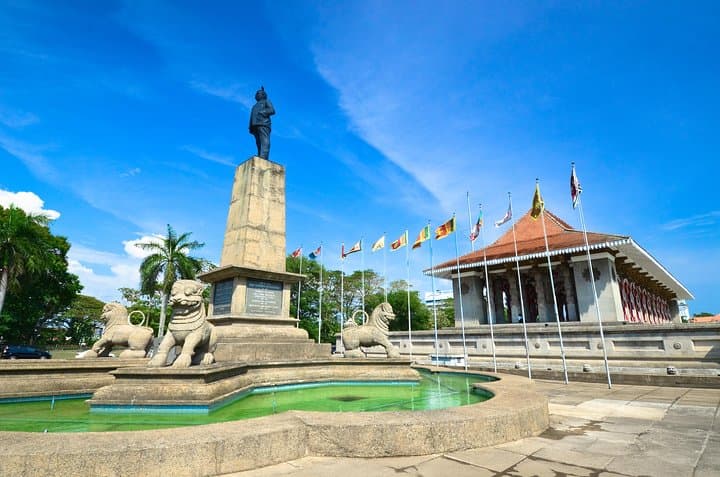 Colombo Private Day Tour: Gangaramaya, Galle Face & Local Lunch