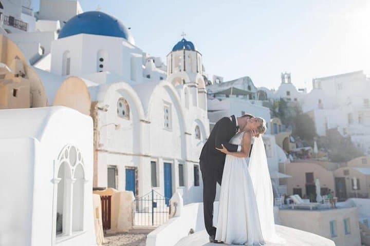 Santorini Vacation Photographer: Private 30-Minute Caldera Photoshoot photo 4