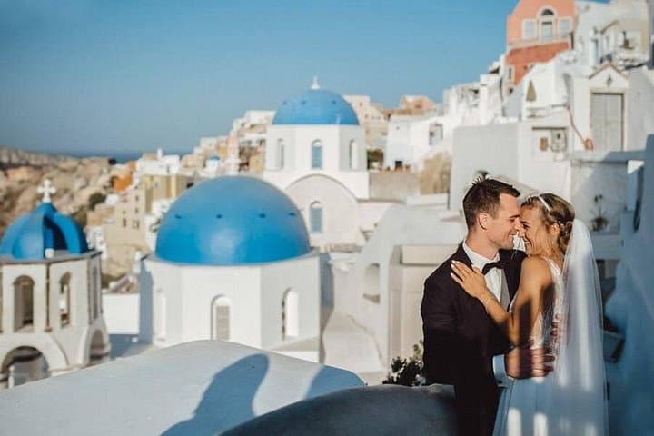 Santorini Vacation Photographer: Private 30-Minute Caldera Photoshoot