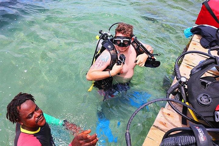 Discover the Mesoamerican Reef: Non-Certified Dive with Hotel Pickup in Roatán photo 2
