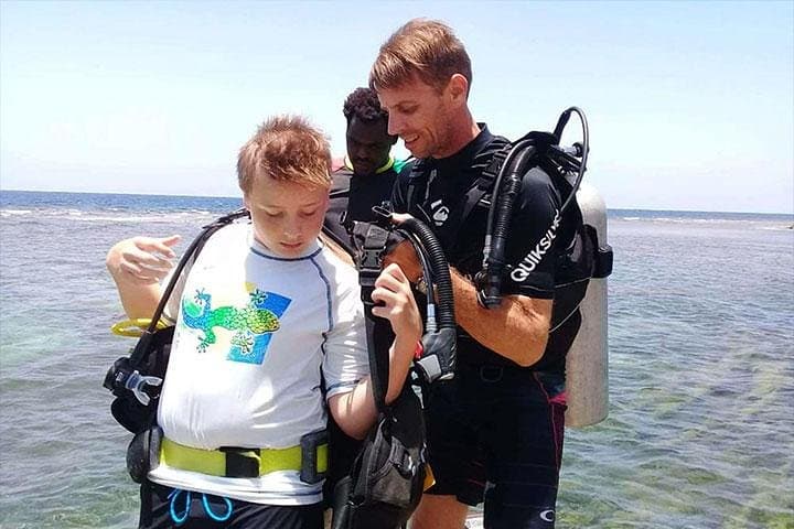 Discover the Mesoamerican Reef: Non-Certified Dive with Hotel Pickup in Roatán