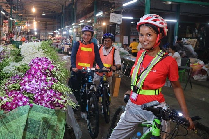 Night Bike Tour Bangkok: Wat Arun, Chinatown & Authentic Thai Dinner
