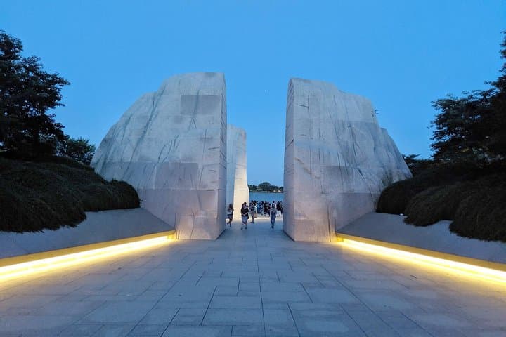 Washington DC Night Memorials Tour — Glass-Top Convertible Experience photo 3