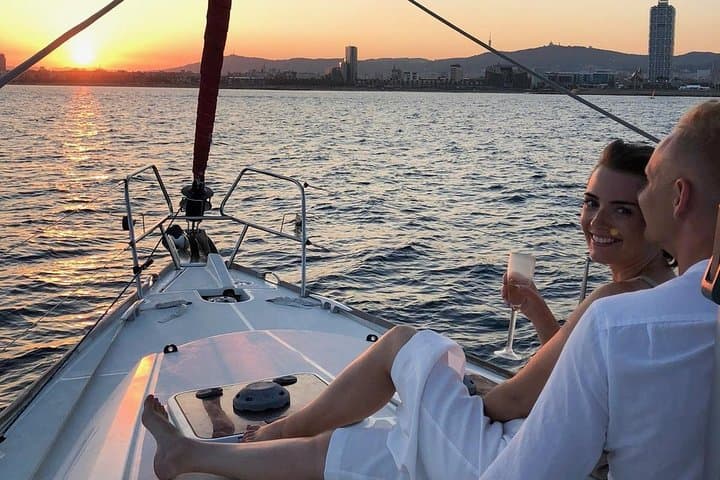 Private Sunset Sailing in Barcelona: 1-Hour Mediterranean Cruise with Drinks
