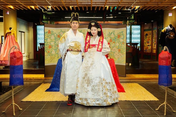 Seoul Hanbok Wedding Experience: Traditional Korean Costume & Photo Studio photo 2