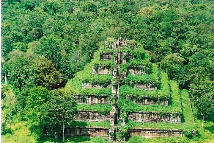 Private Full-Day Tour: Koh Ker & Beng Mealea Temples from Siem Reap