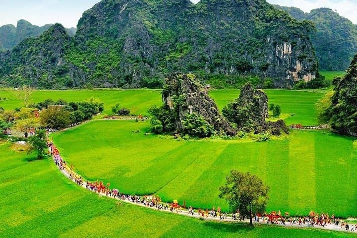 Hoa Lu & Tam Coc Full-Day Deluxe Tour — Boat Ride, Ancient Capital and Buffet Lunch photo 3