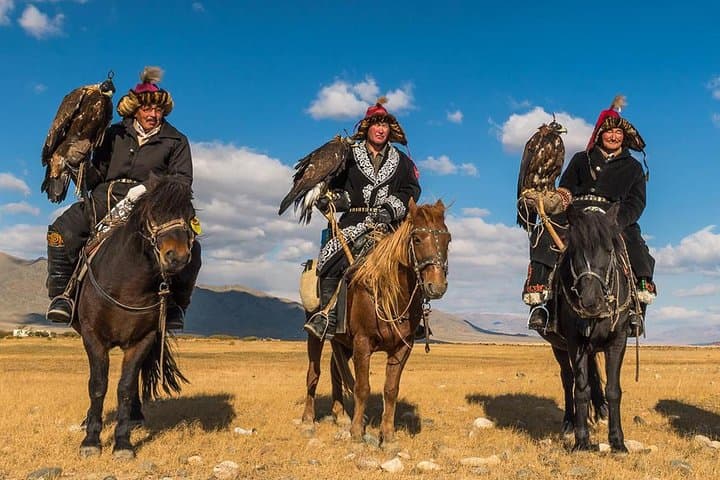 Golden Eagle Festival in Bayan-Ölgii: Watch Kazakh Eagle Hunters in Mongolia photo 3