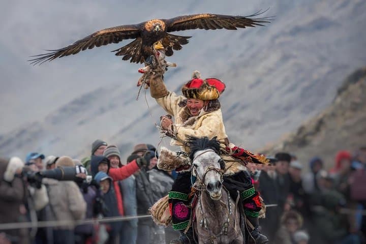 Golden Eagle Festival in Bayan-Ölgii: Watch Kazakh Eagle Hunters in Mongolia photo 5