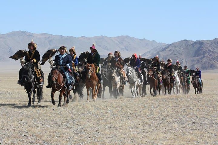 Golden Eagle Festival in Bayan-Ölgii: Watch Kazakh Eagle Hunters in Mongolia photo 6