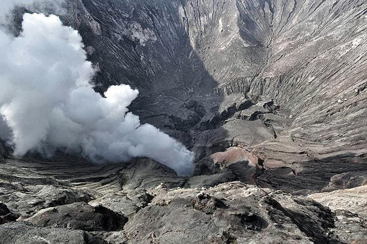 Midnight Bromo Open Trip from Malang: Sunrise Jeep Ride to Bromo Crater & Whispering Sands photo 6