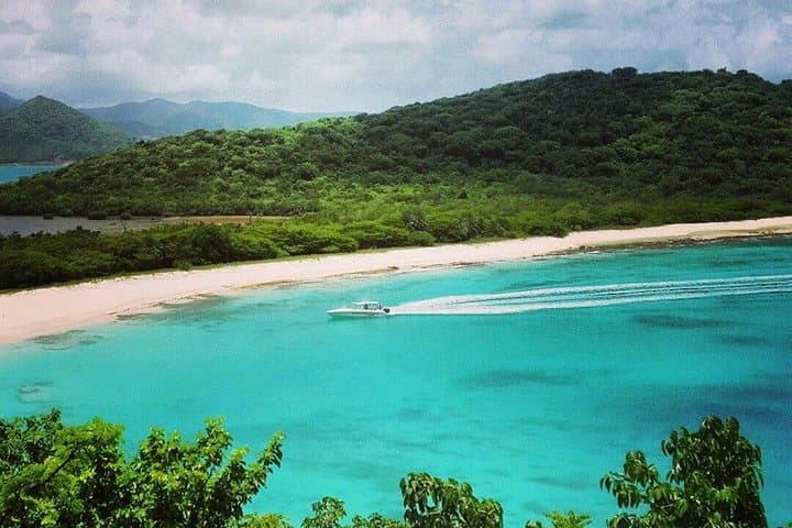 Antigua Xtreme Circumnavigation: Full-Day Powerboat Tour with Stingrays & Snorkeling