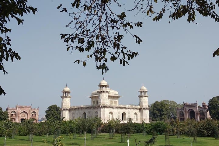 Private Taj Mahal Day Tour from Delhi by Car — Agra Day Trip Guide photo 2
