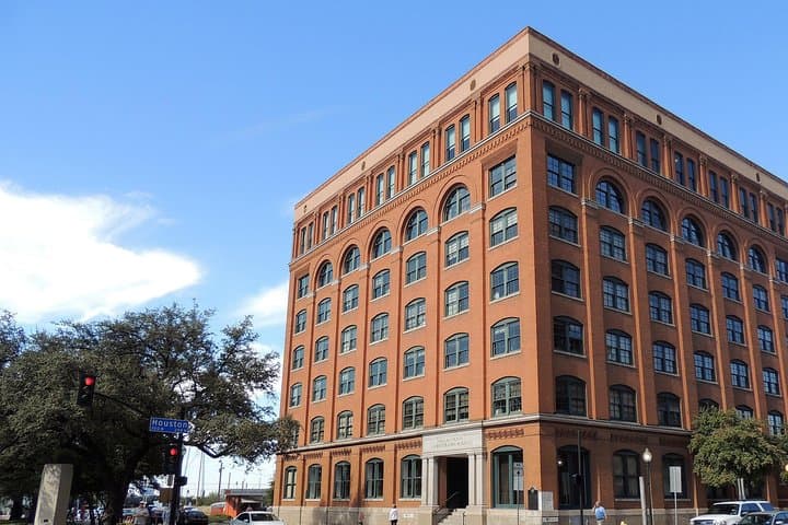 Dealey Plaza in an Hour: JFK Assassination Walking Tour Highlights photo 2