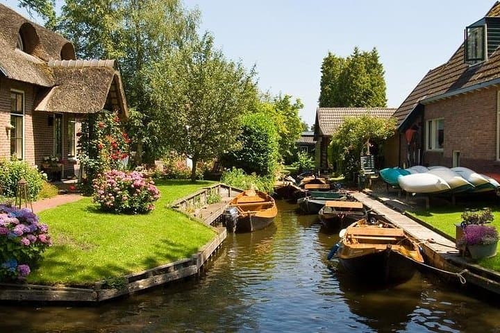 Glide Giethoorn: Private Day Tour and Boat Ride from Amsterdam photo 6