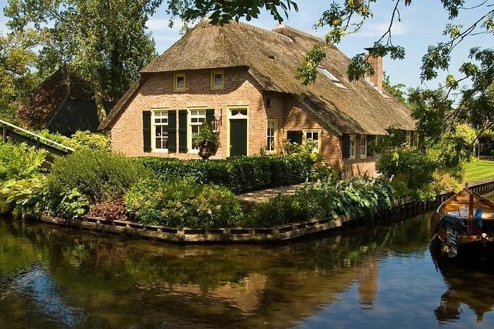Glide Giethoorn: Private Day Tour and Boat Ride from Amsterdam photo 5