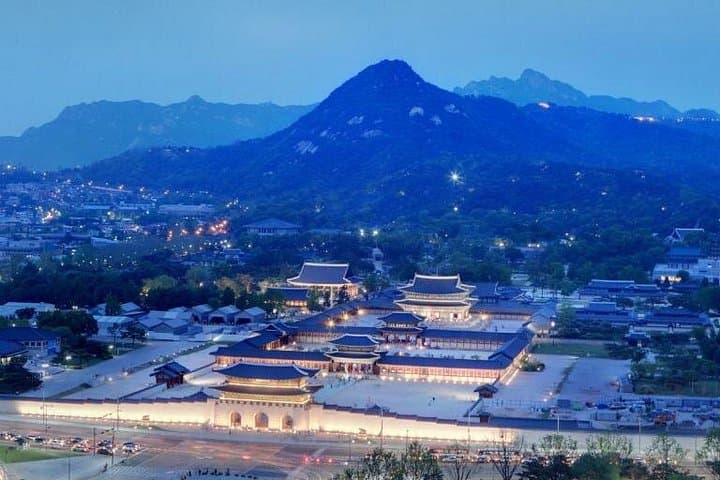 Private Seoul Tour: Gyeongbokgung, Hanok Streets & Lotte World Tower Sky Deck photo 2