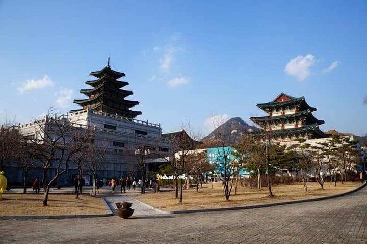 Private Seoul Tour: Gyeongbokgung, Hanok Streets & Lotte World Tower Sky Deck photo 3
