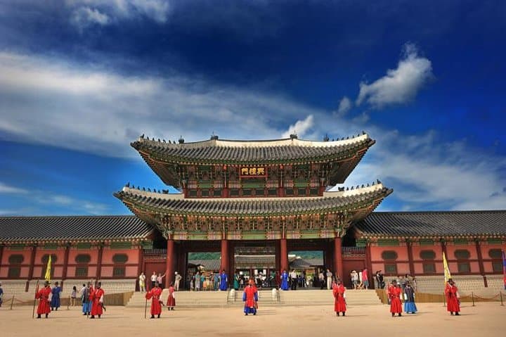 Private Seoul Tour: Gyeongbokgung, Hanok Streets & Lotte World Tower Sky Deck