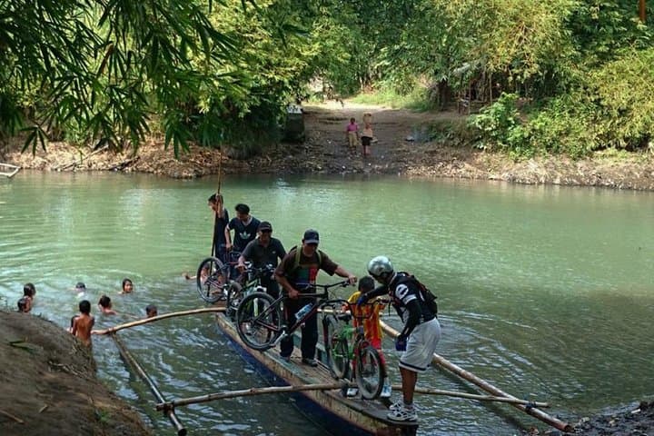 Cycle Lombok's Tempos Rice Fields, Hand-Weaving Villages & Mount Pengsong photo 4