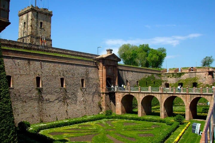 Barcelona Old Town & Montjuïc Sky Views: Private Cable Car & Castle Tour photo 4