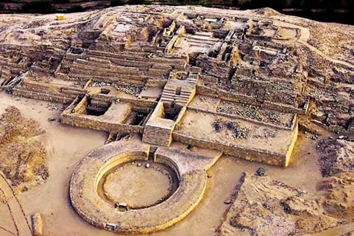 Caral Ancient City & Half-World Lagoons: Day Tour from Lima