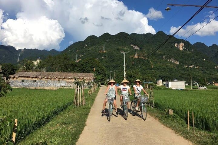 Mai Chau Day Trip from Hanoi: Thung Khe Pass, Muong Market & Village Cycling photo 3