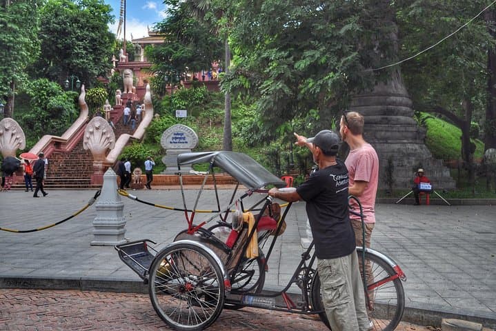 Cyclo Through Phnom Penh: Royal Palace, Wat Phnom & Local Eats photo 5