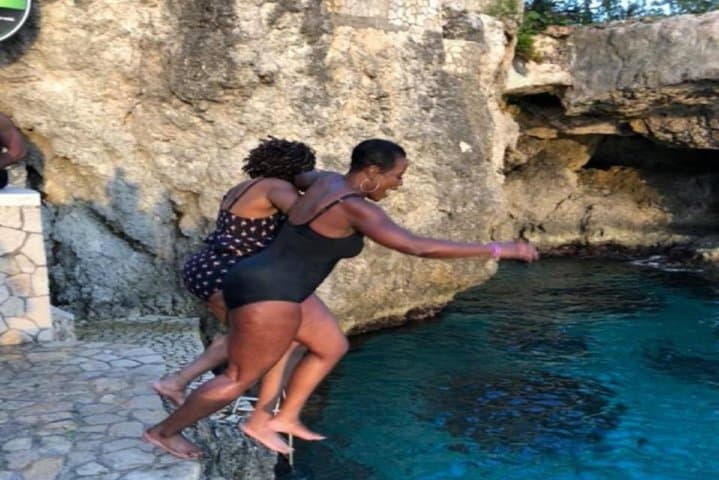 Unwind and Dine: Negril Beach and Rick's Cafe Sunset Adventure photo 2