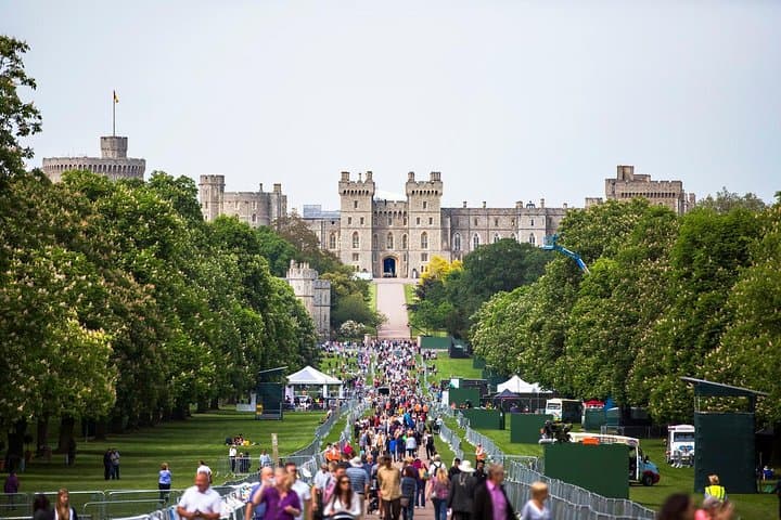 Executive Private Tour to Windsor Castle & Hampton Court Palace from London