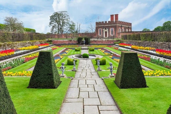 Executive Private Tour to Windsor Castle & Hampton Court Palace from London photo 3