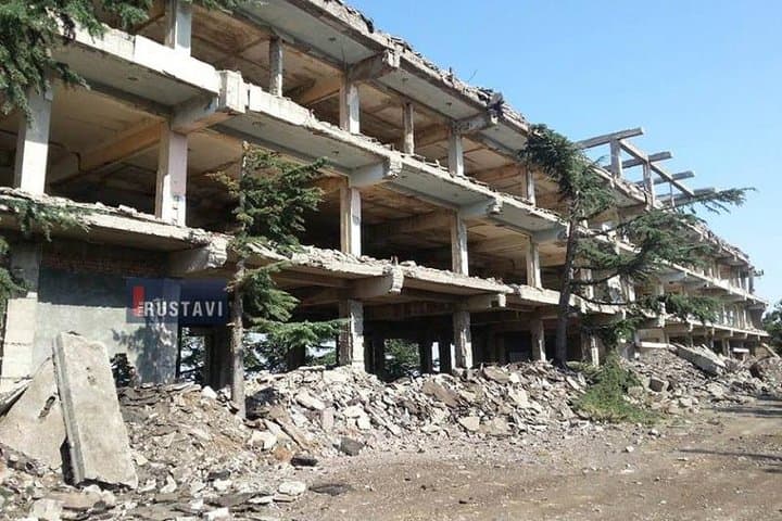 Rustavi to David Gareja: Off‑Road Soviet Ruins, Cave Monasteries & Wine Tasting