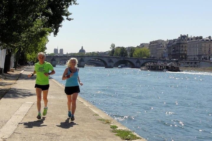 Paris 5-Mile Private Running Tour: Louvre to Île de la Cité & Champs-Élysées photo 2