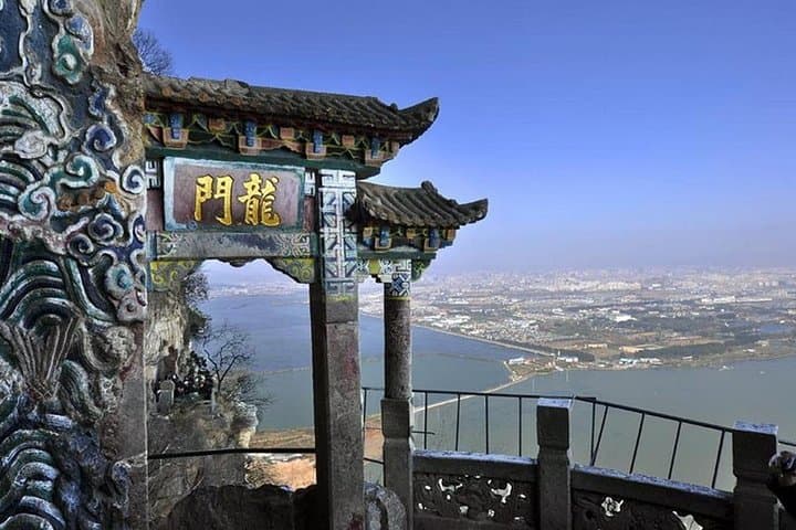Explore Kunming’s Dianchi Lake & West Hill — 1-Day Private Spring City Tour photo 2