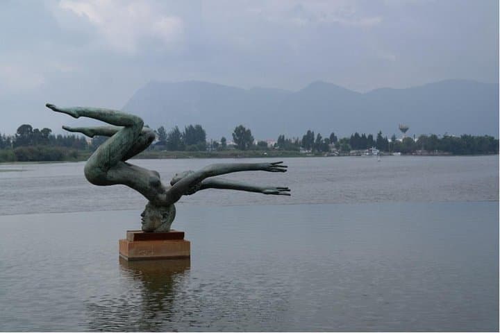 Explore Kunming’s Dianchi Lake & West Hill — 1-Day Private Spring City Tour photo 3