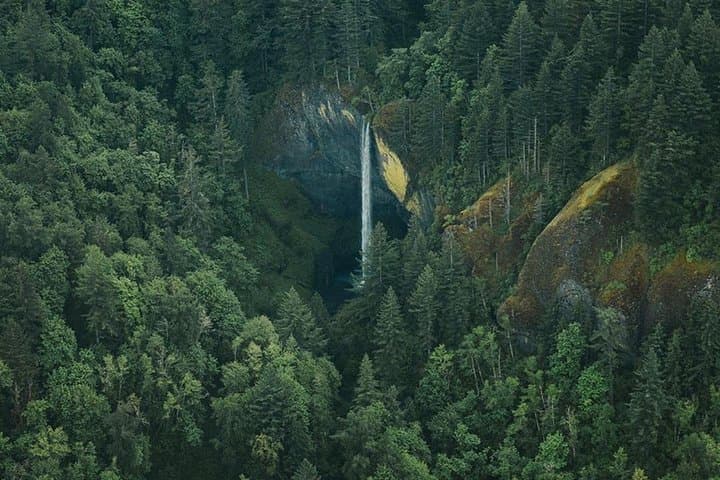 Columbia River Gorge Air Tour — Multnomah Falls Scenic Flight from Portland