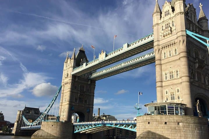 Walking the City Through the Centuries: Self-Guided London Audio Tour