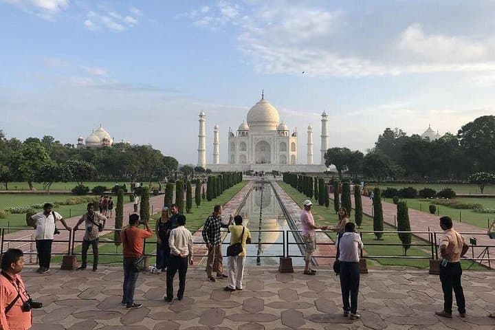 Taj Mahal Group Tour from Delhi — Full-Day Guided Visit to Agra