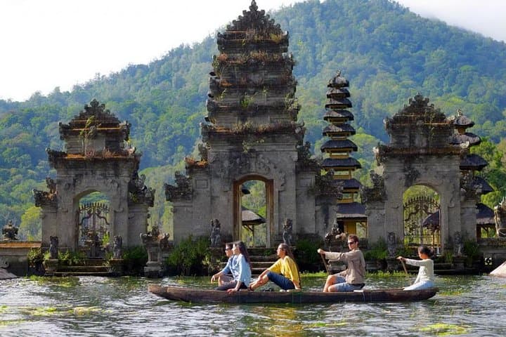 Peak, Paddle & Pedal in North Bali: Tamblingan Trek, Canoe & Bike Day Tour photo 3