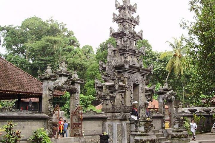 Lombok Village Cycling: Suranadi to Lingsar Temple Ride photo 3
