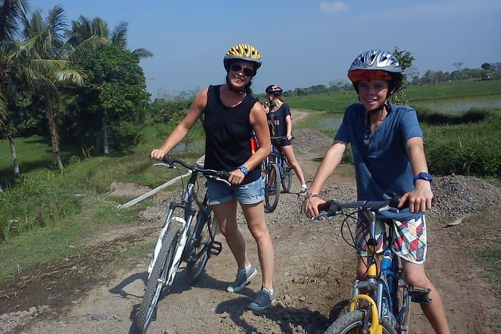 Lombok Village Cycling: Suranadi to Lingsar Temple Ride photo 4