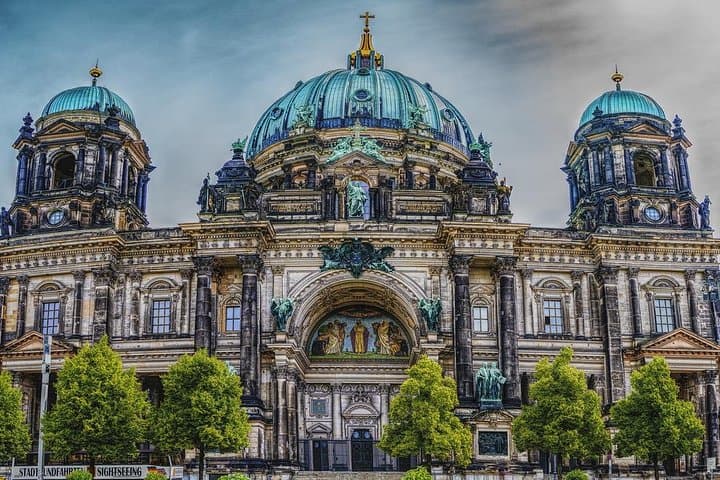 Prague to Berlin Private Transfer with 2-Hour Sightseeing Stop photo 4